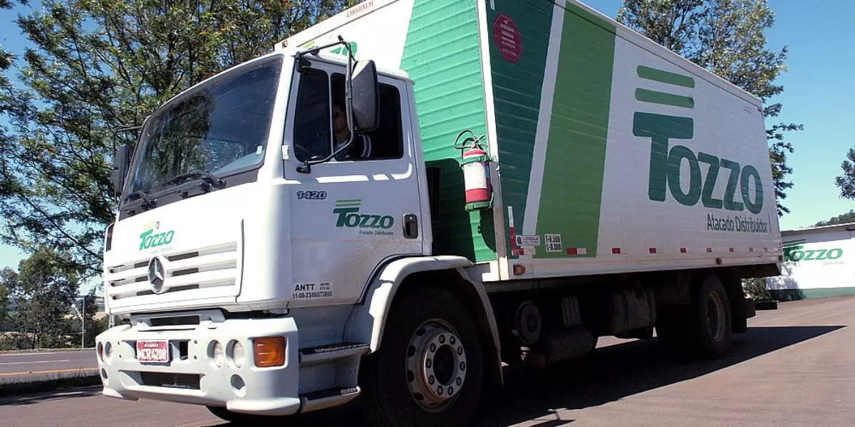 A foto mostra um caminhão da Tozzo Transportes