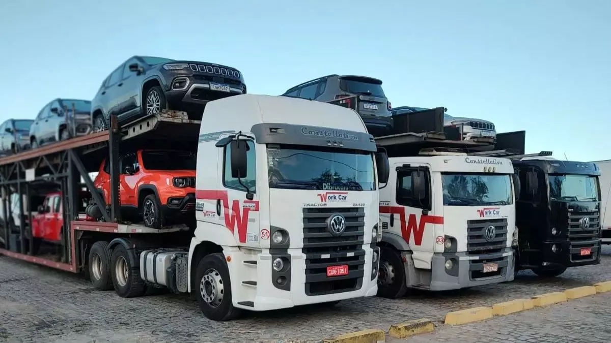 A foto mostra uma frota de caminhões da Work Car Transportes de Veículos