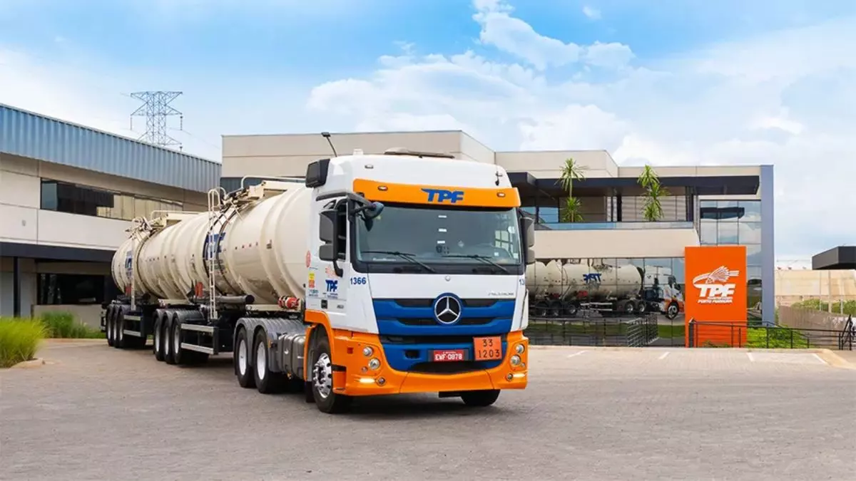 A foto mostra uma carreta da Tanque da TPF Transportadora