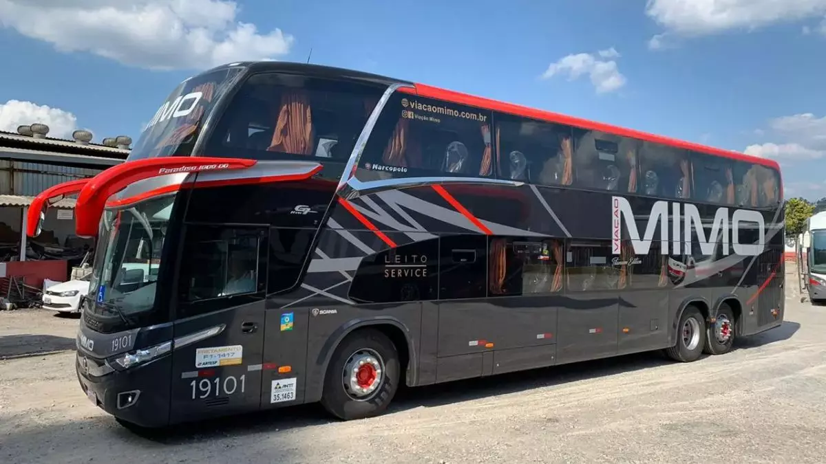 A foto mostra um ônibus da Viação Mimo