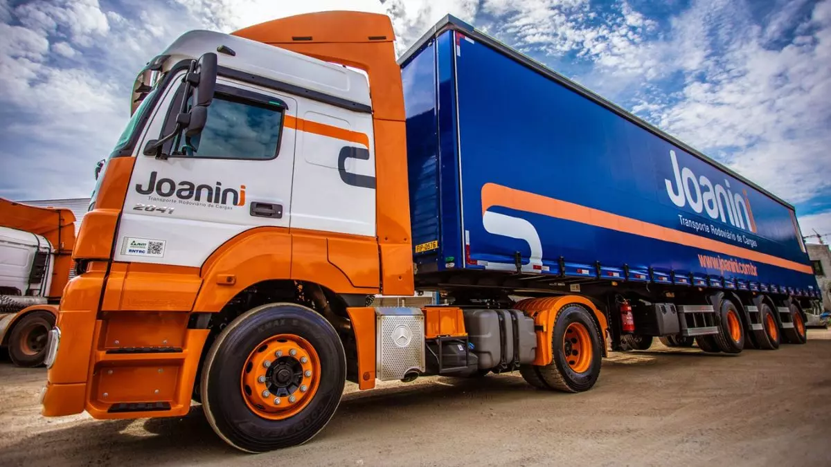 A foto mostra uma carreta da Joanini Transportes