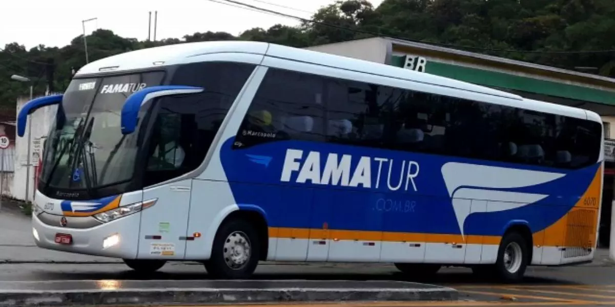 A foto mostra um ônibus do Grupo Famatur