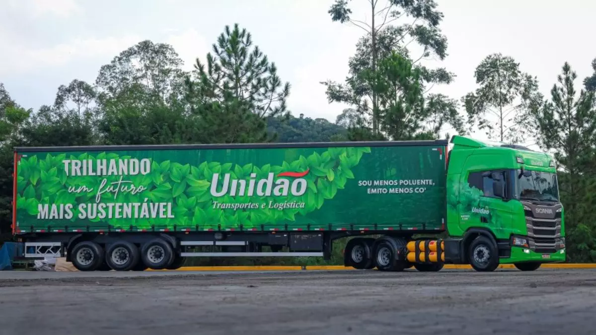 A foto mostra uma carreta da Unidão Transportes e Logística