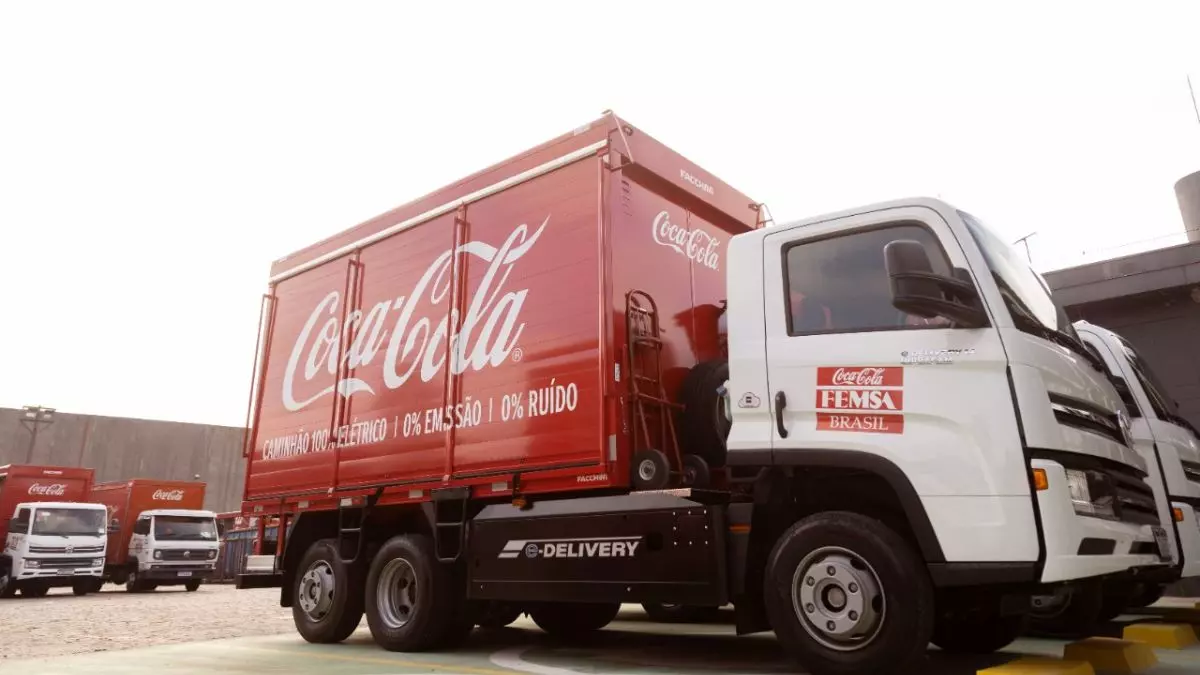 A foto mostra um caminhão da Coca-Cola FEMSA Brasil