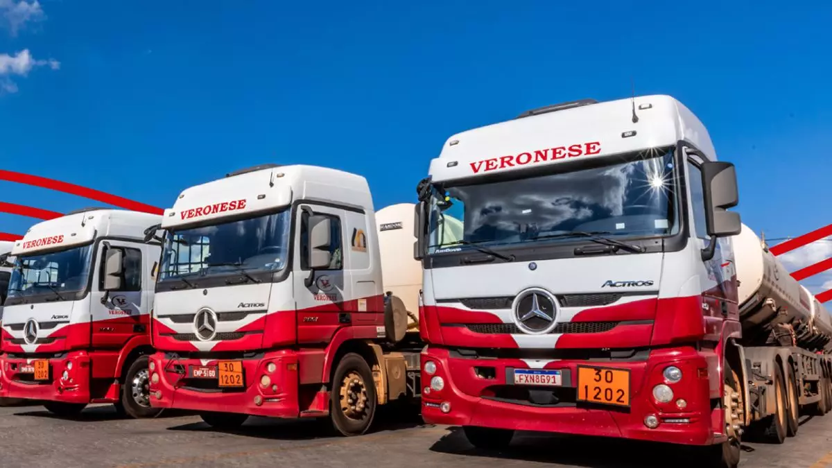 A foto mostra uma frota de carretas da Veronese Transportes