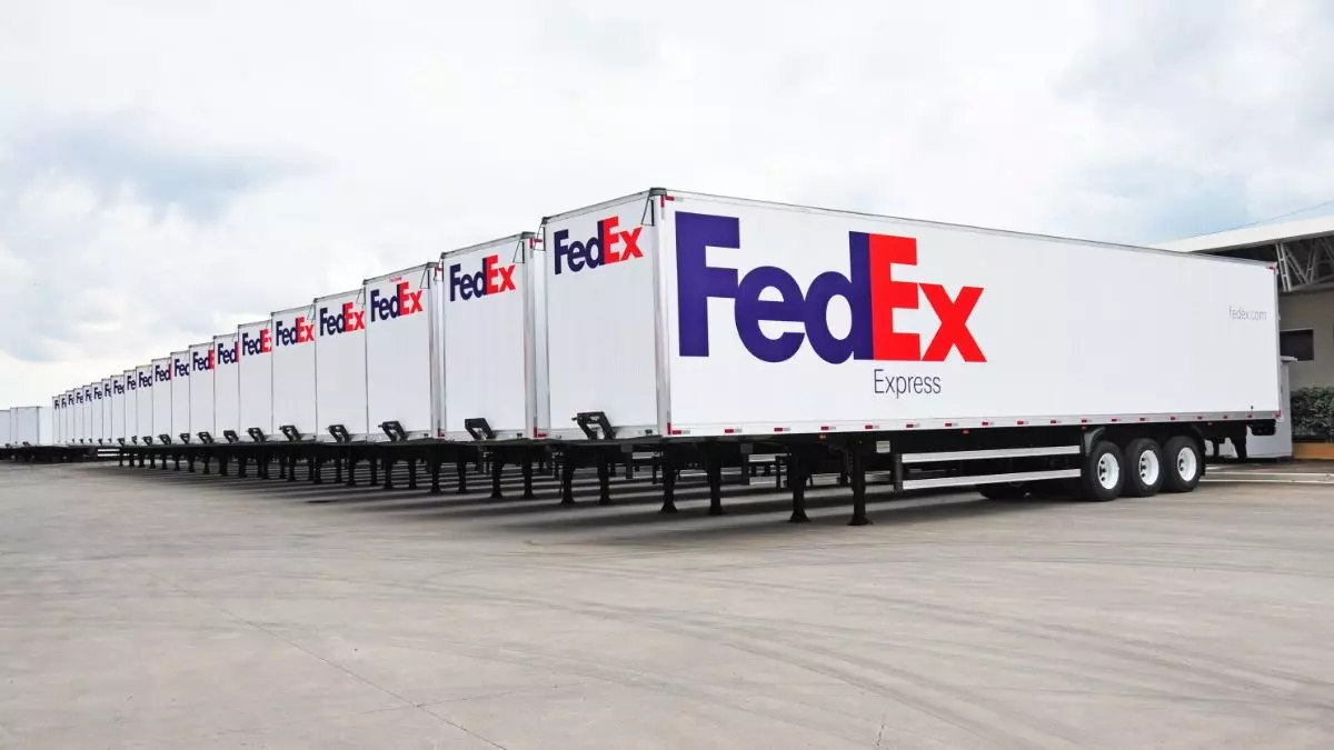 A foto mostra uma frota de carretas da FedEx