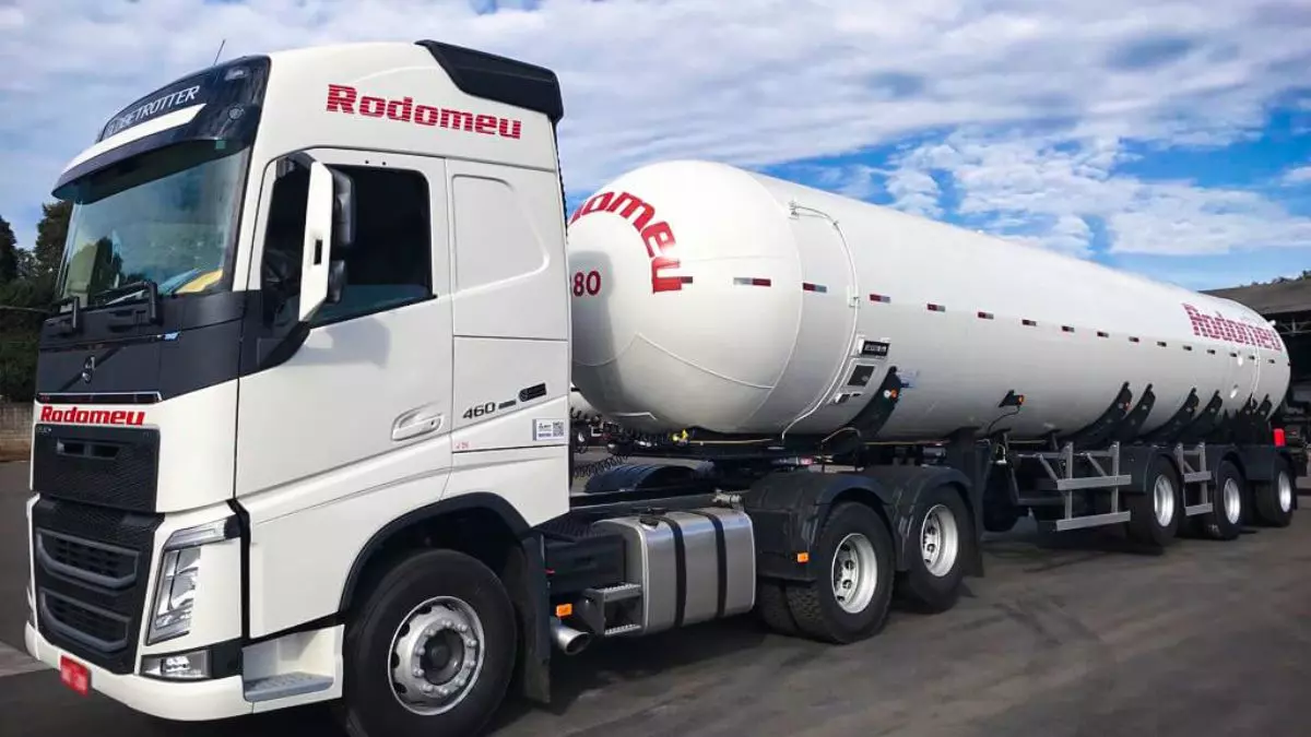 A foto mostra um carreta da Transportadora Rodomeu