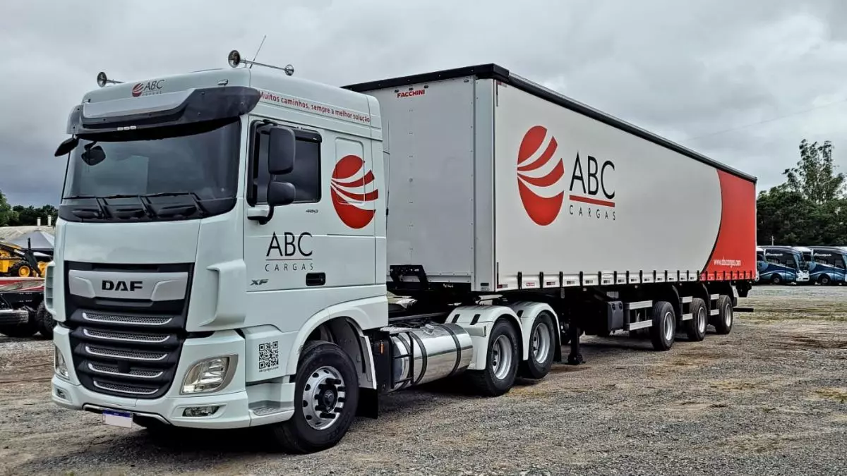 A foto mostra uma carreta da ABC Cargas