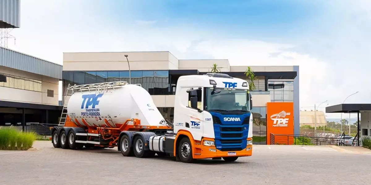 A foto mostra uma carreta Silo da TPF Transportes