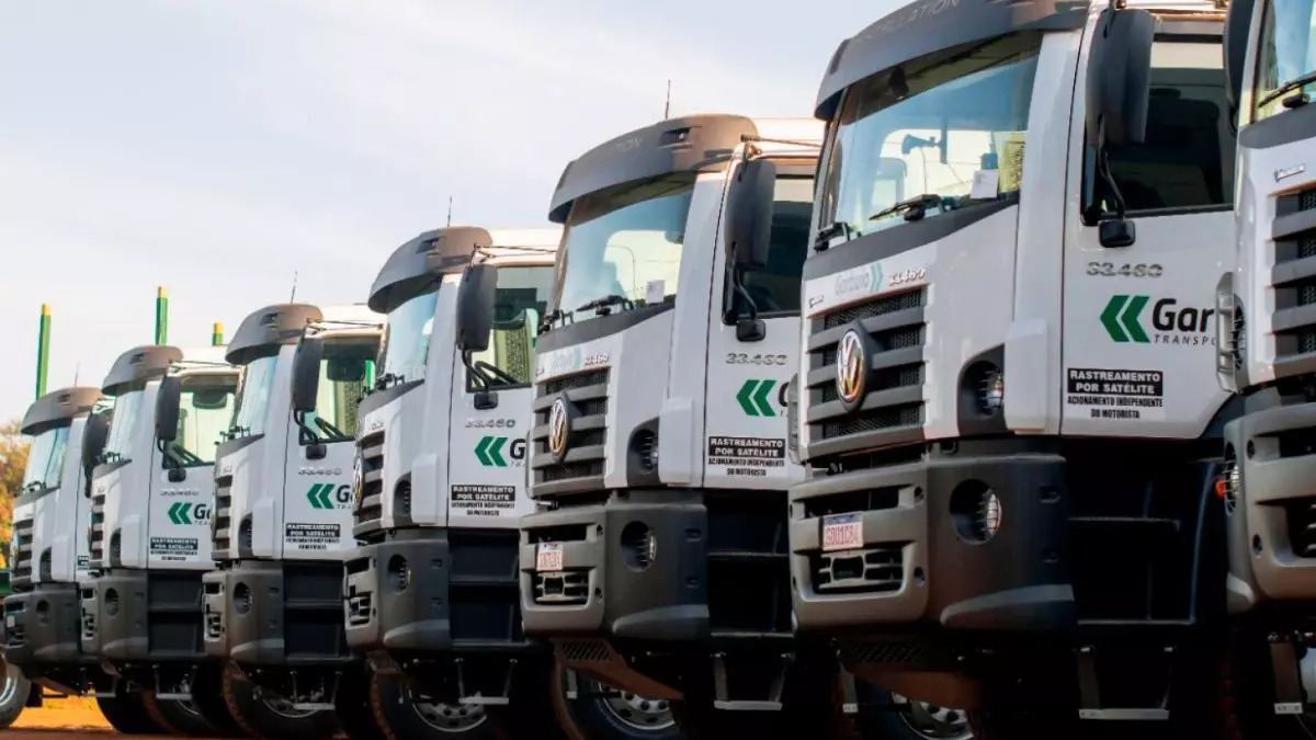 A foto mostra uma carreta da Transportadora Garbuio