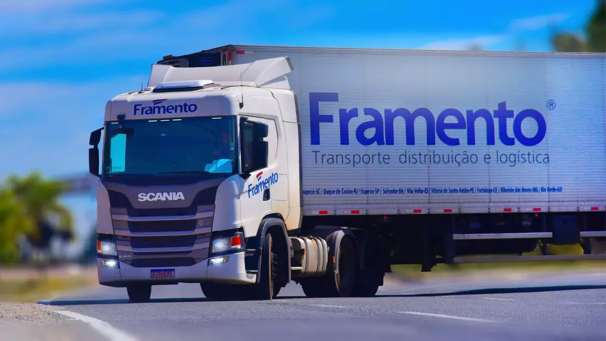 A foto mostra uma carreta da Framento Transportes