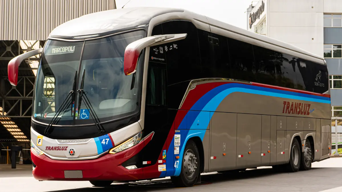 ônibus da frota da empresa Transluz Viagens