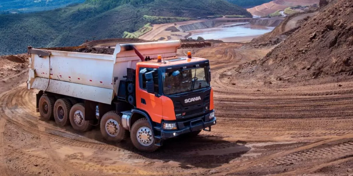 A foto mostra um caminhão da TSL Transportes