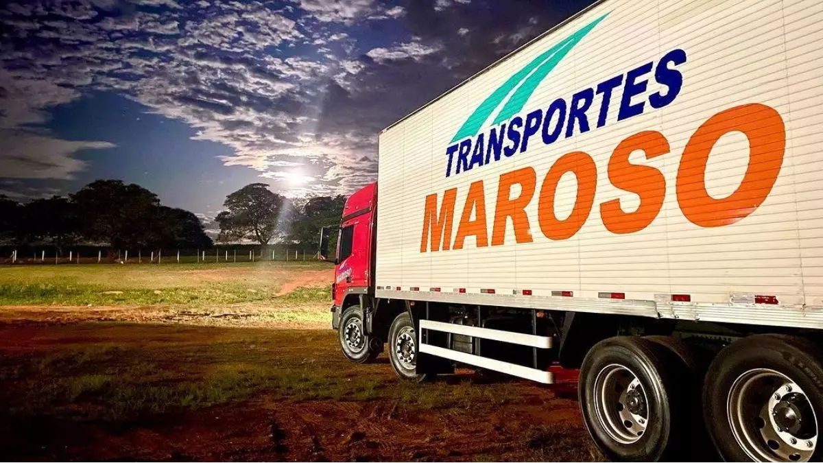 A foto mostra um bi-truck da Transportes Maroso