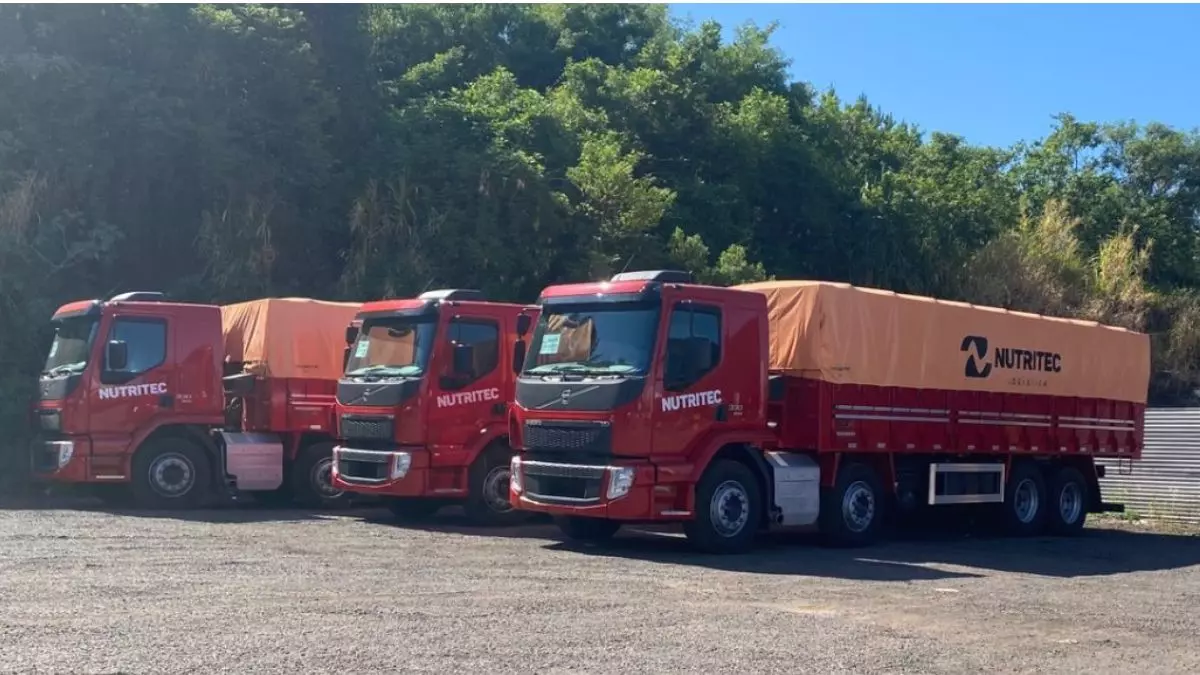 A foto mostra uma frota de caminhões bitruck da Nutritec