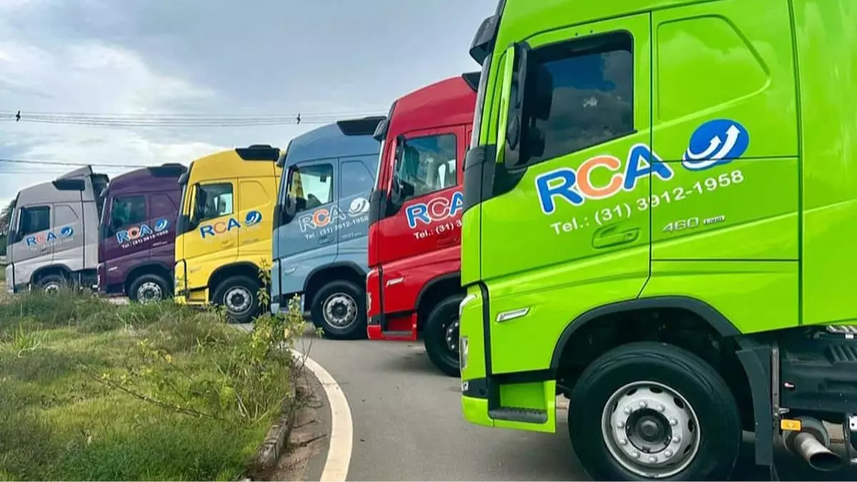 A foto mostra uma frota de carretas da RCA Transportes