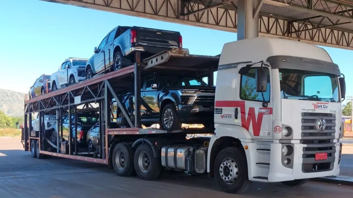 A foto mostra uma carreta cegonheira da Work Car Transportes