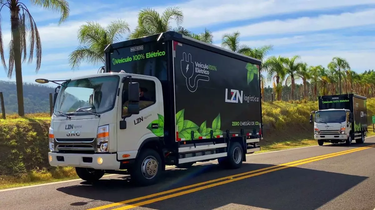 A foto mostra dois trucks da LZN Logística