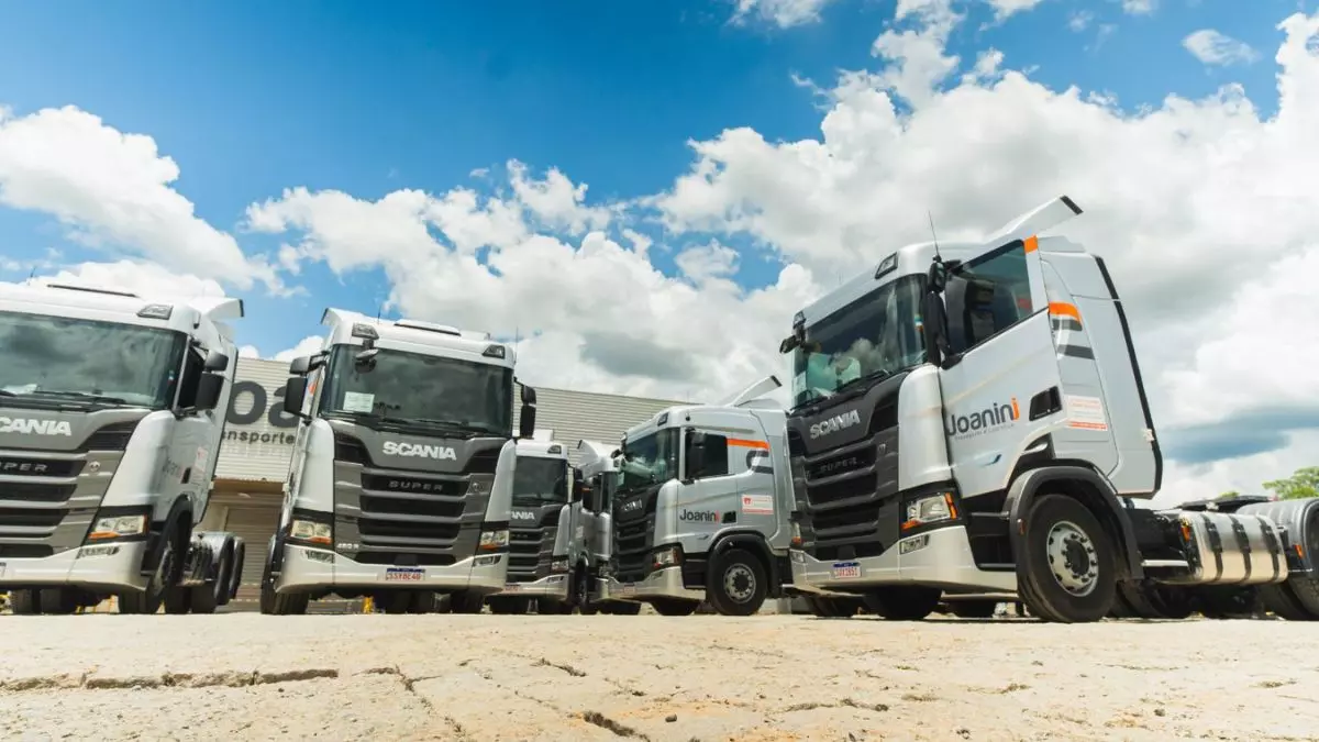 A foto mostra uma frota de caminhões da Joanini Transportes