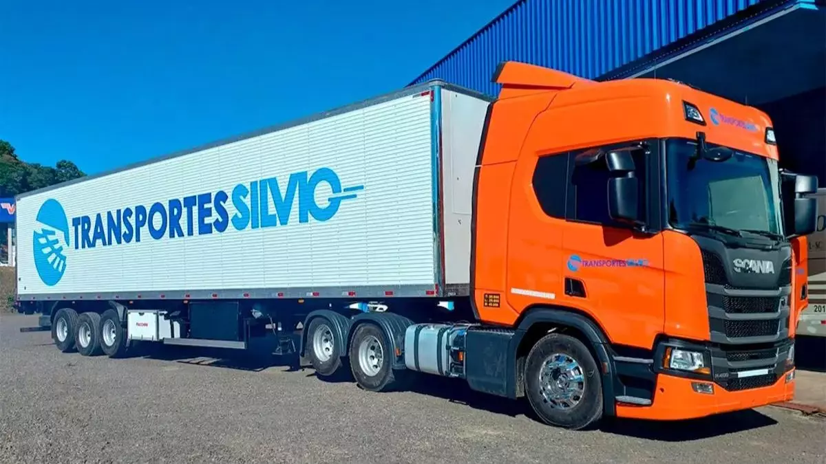 A foto mostra uma carreta da Transportes Silvio