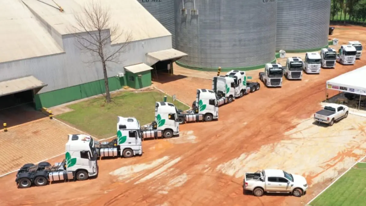 Frota de caminhões do Grupo Master Grãos