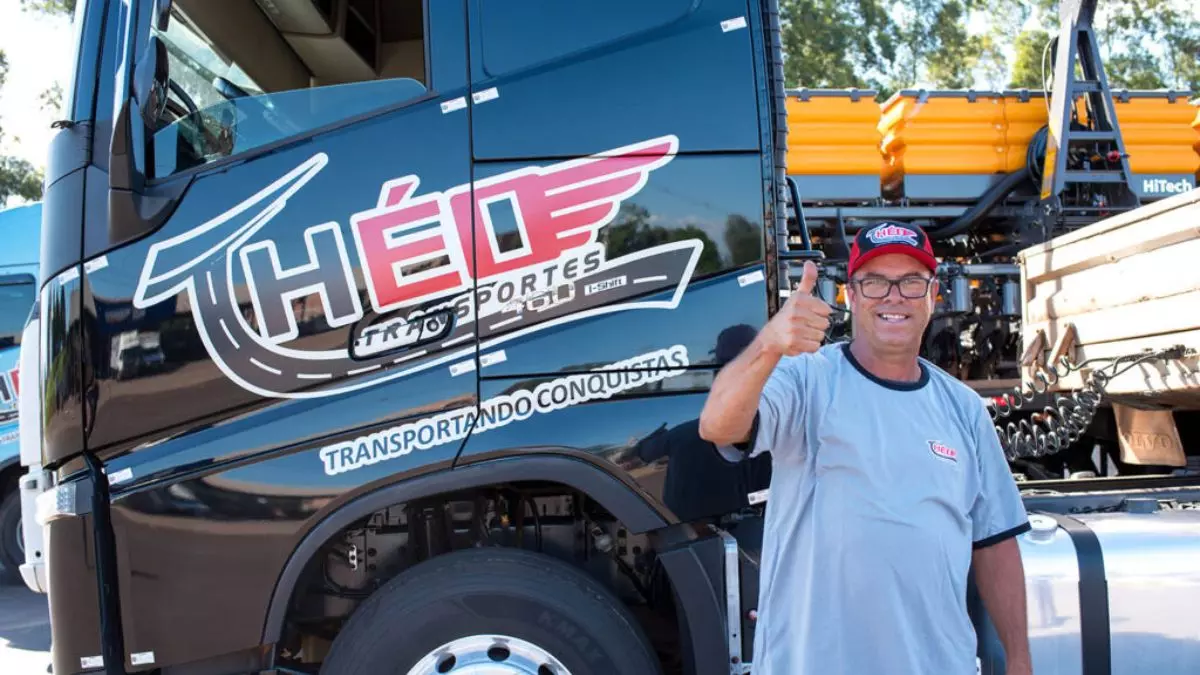 A foto mostra uma carreta da Théo Transportes