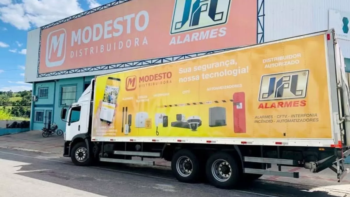 A foto mostra um caminhão da Modesto Distribuidora