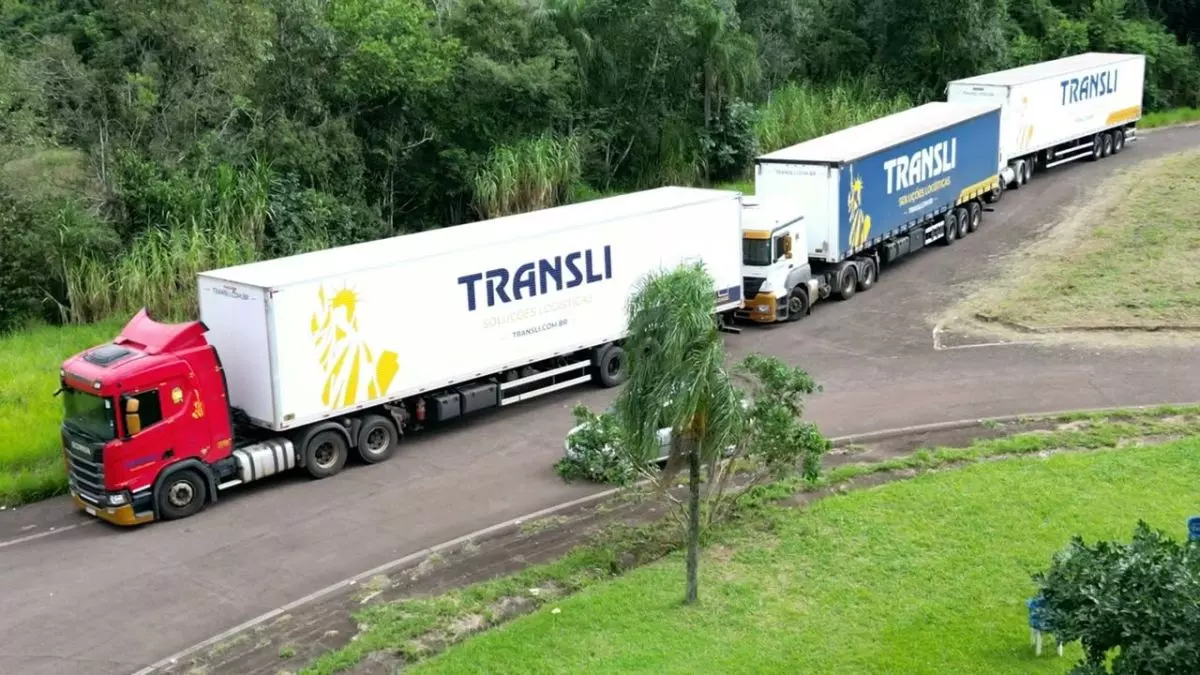 A foto mostra uma frota de carretas da Transli Soluções Logísticas