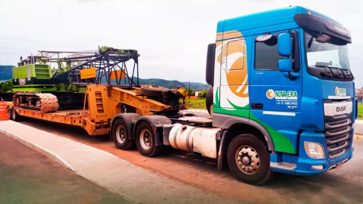 A foto mostra uma carreta prancha da Rodoviário Nova Era