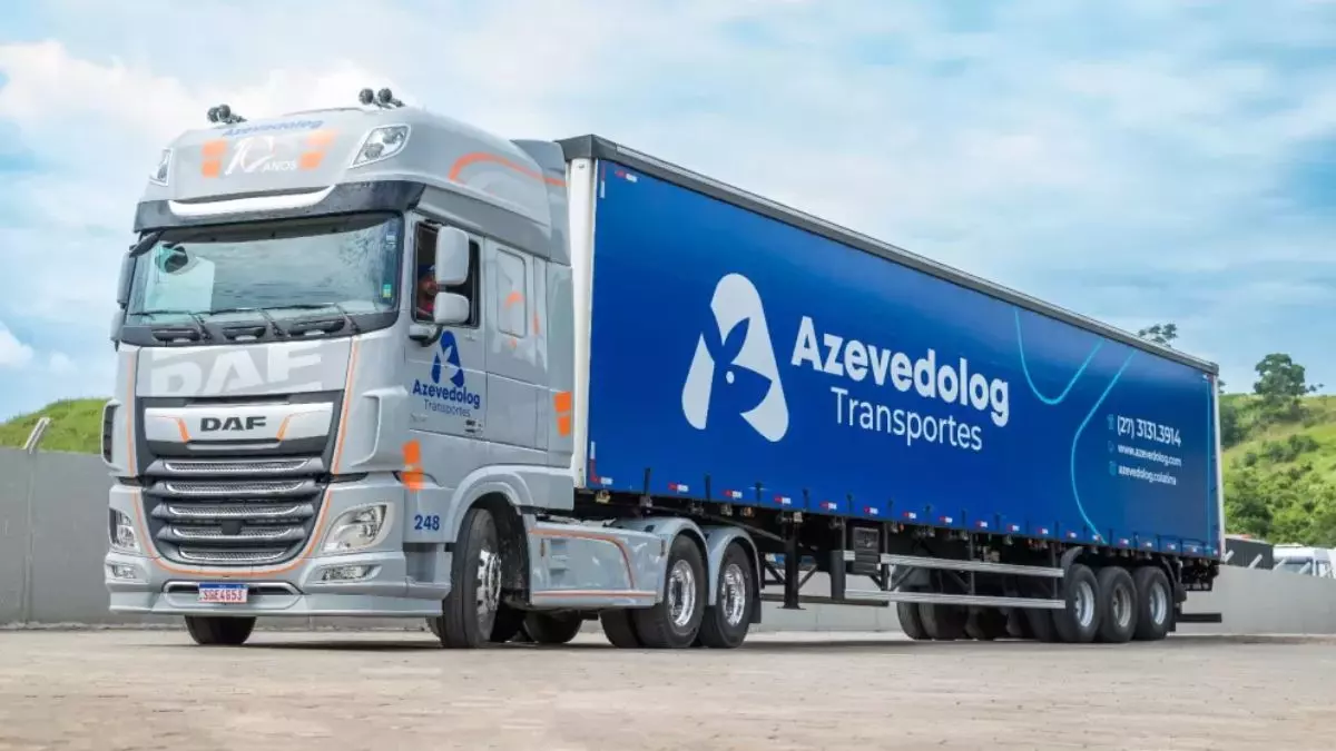 A foto mostra uma carreta da Azevedolog Transportes