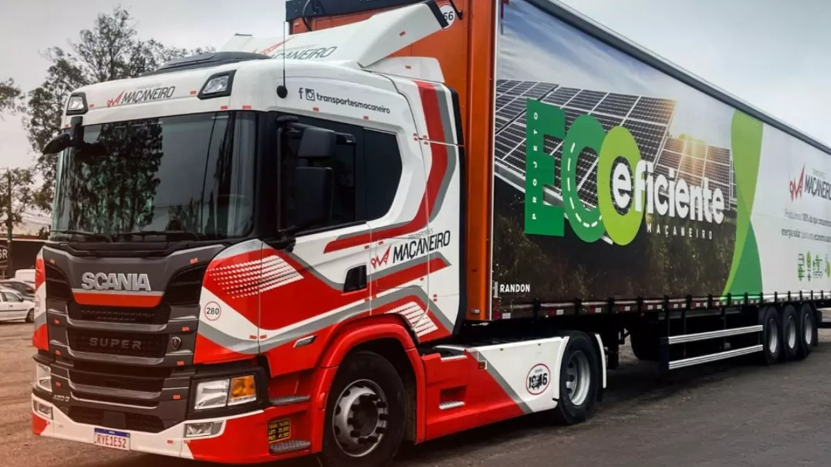 A foto mostra uma carreta da Transportes Maçaneiro