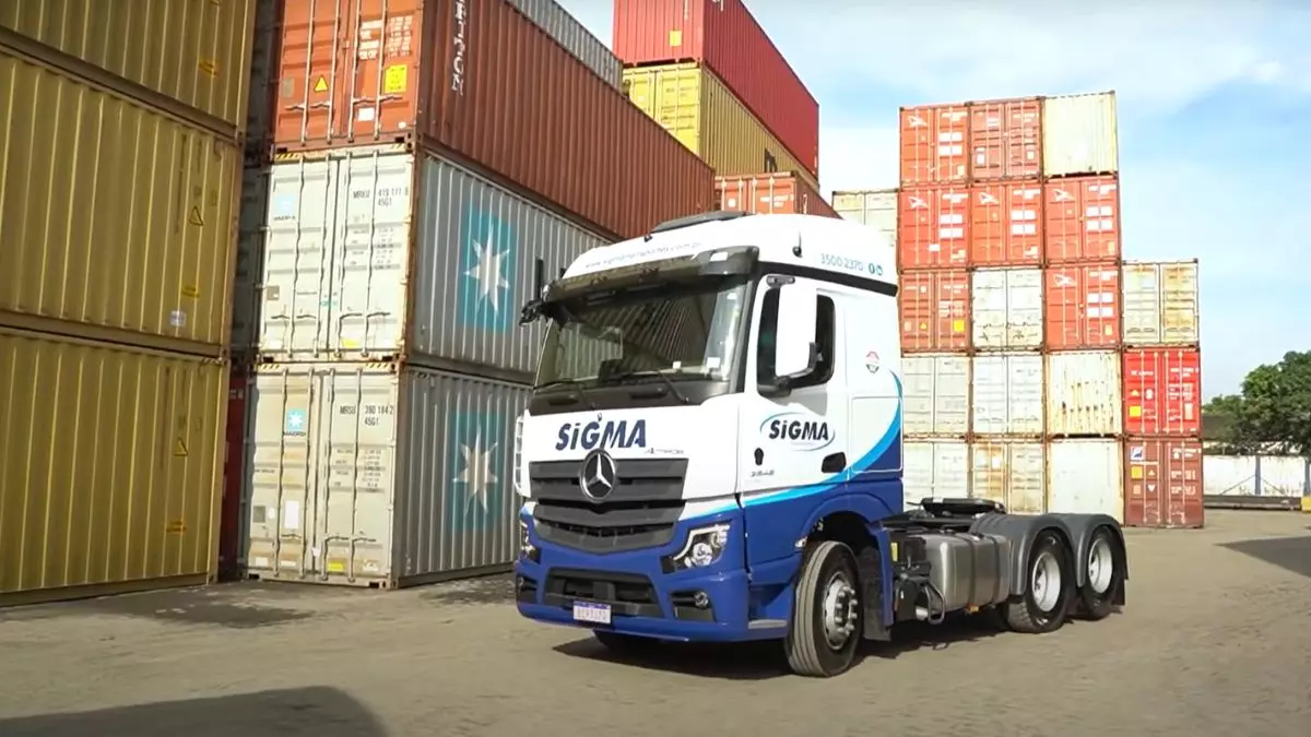 A foto mostra um caminhão da Sigma Transportes