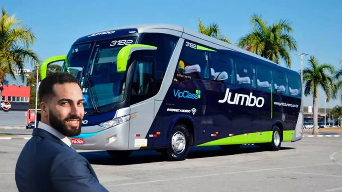 A foto mostra um ônibus e um motoristas da Jumbo Turismo