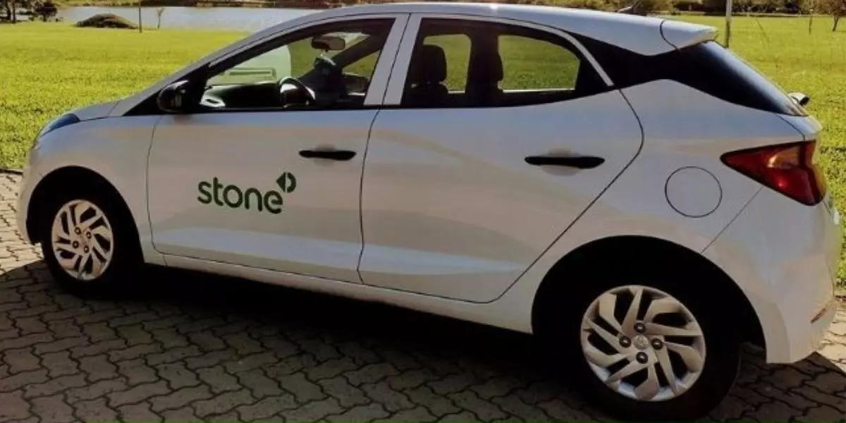 A foto mostra um carro da Stone