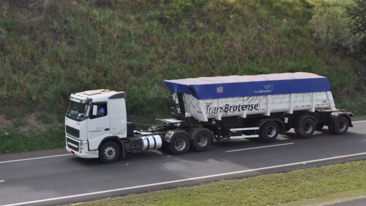 A foto mostra uma carreta da Transbrotense