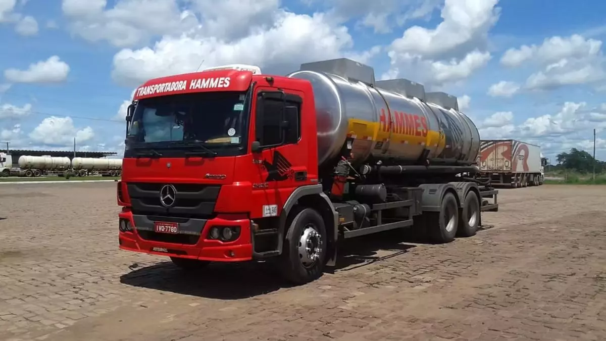 A foto mostra um caminhão pipa da Transportadora Hammes