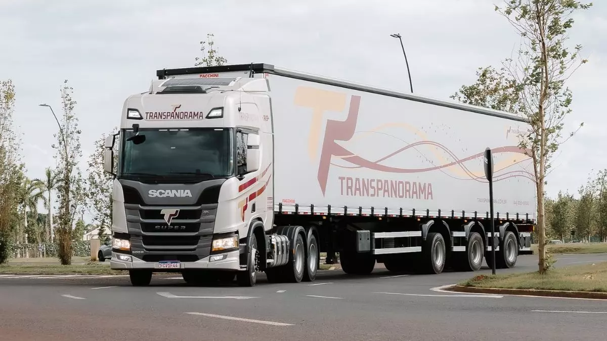 A foto mostra uma carreta da Transpanorama