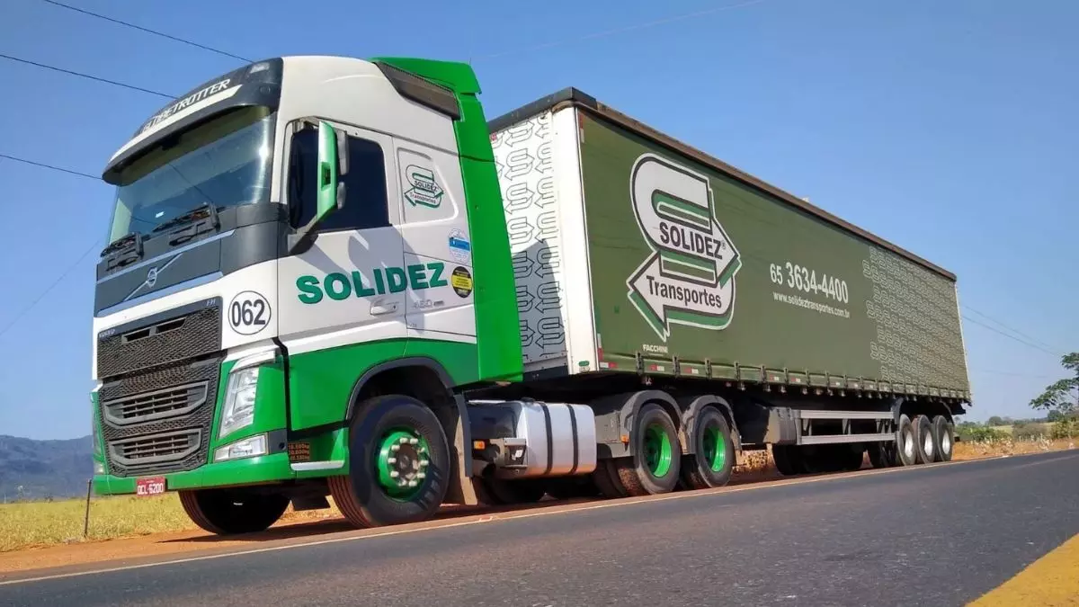 A foto mostra uma carreta da Solidez Transportes