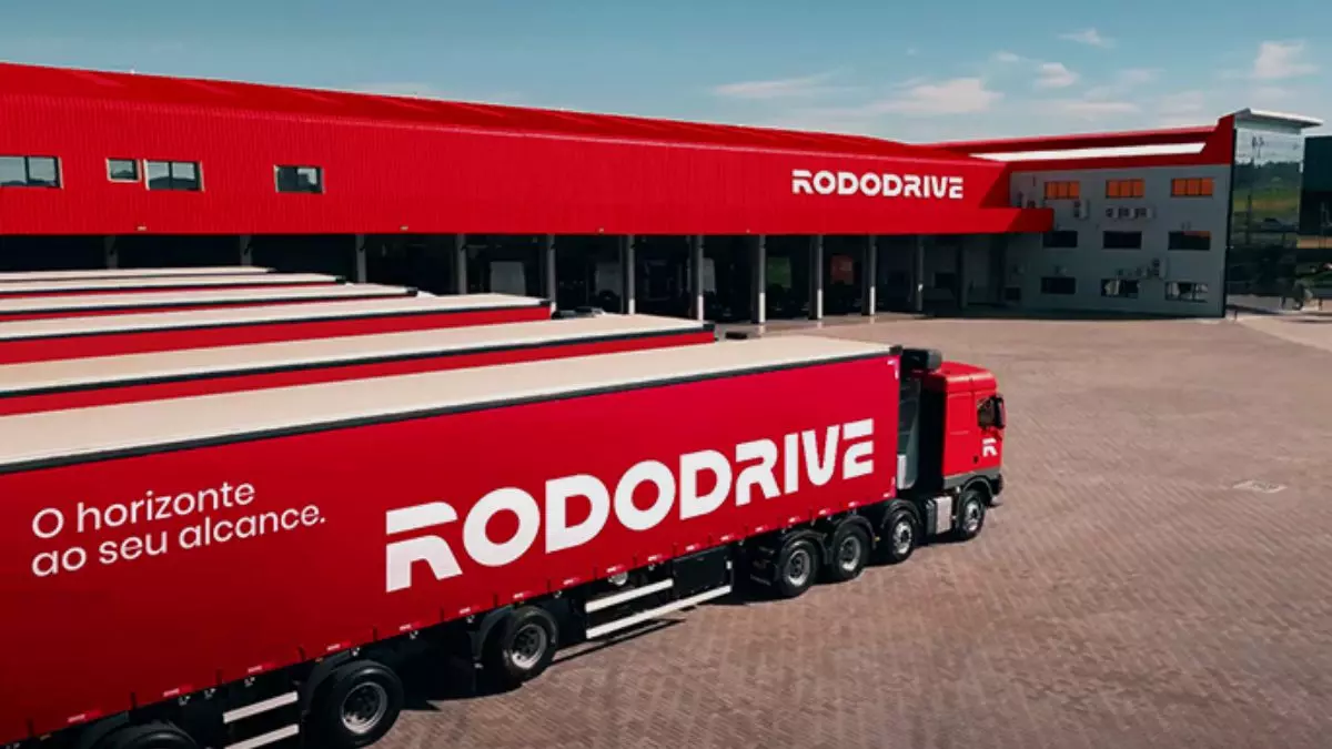 A foto mostra uma frota de carretas da Rodo Drive Transportes