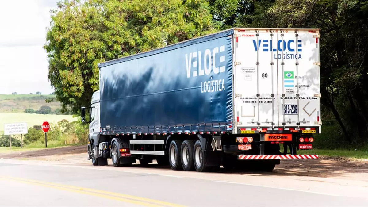 A foto mostra uma carreta da Veloce Logística