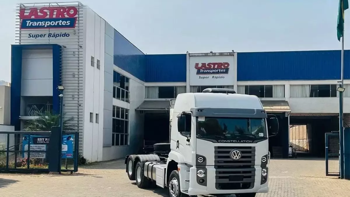 A foto mostra um caminhão da Lastro Transportes