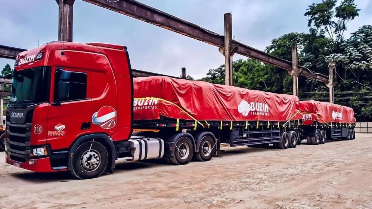 A foto mostra um rodotrem da Buzin Transportes