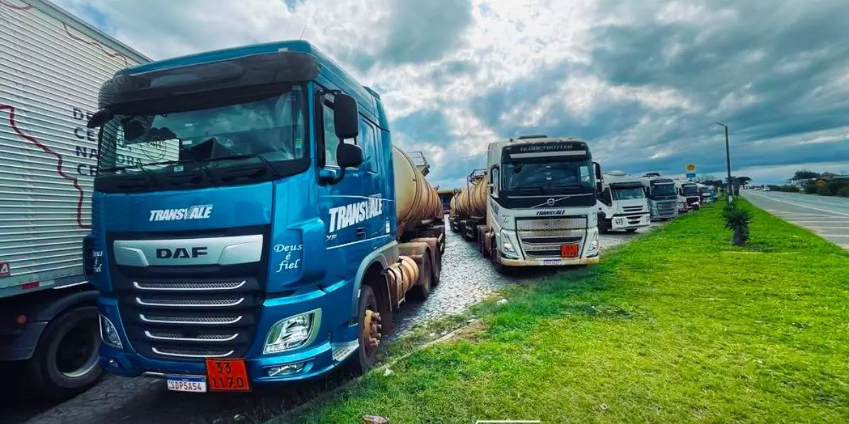 A foto mostra uma frota de rodotrens da Transvale no transporte de combustível