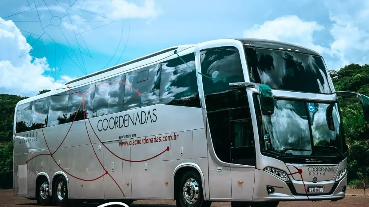 A foto mostra um ônibus da Cia Coordenadas