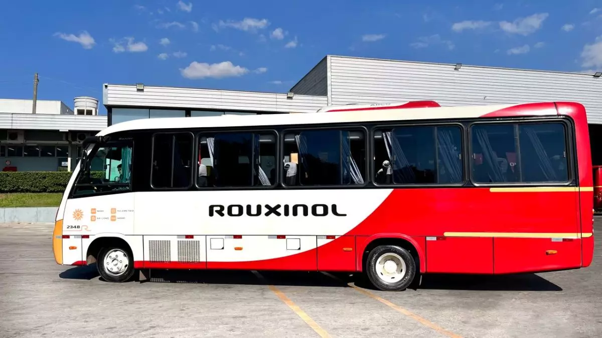 A foto mostra um ônibus da Rouxinol Turismo