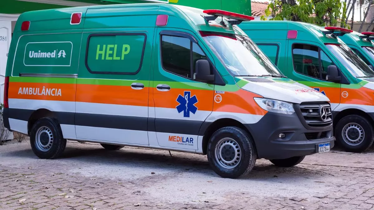 A foto mostra uma ambulância da Unimed