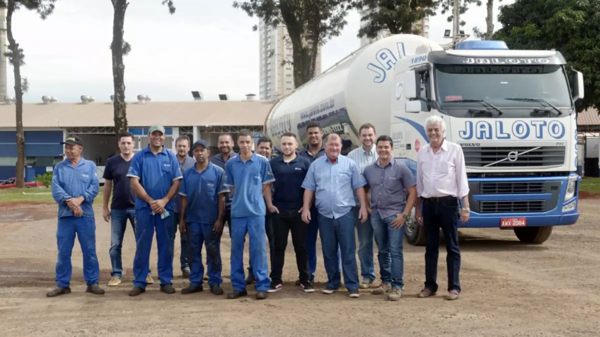 A foto mostra uma carreta da Jaloto Transportes e vários motoristas