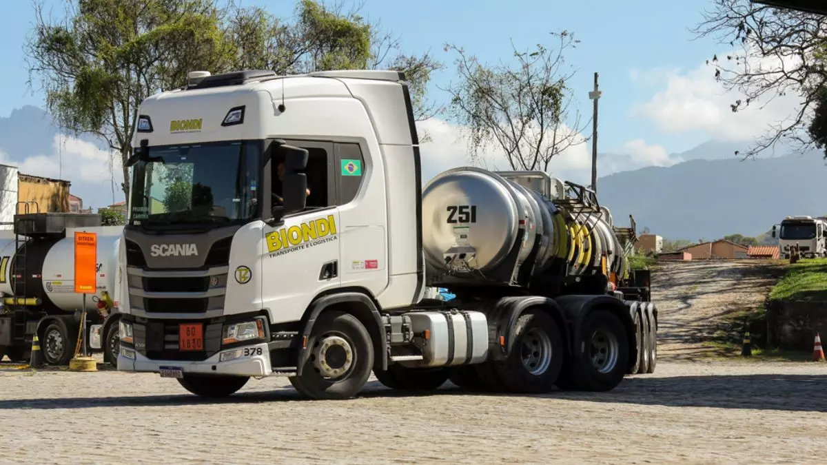 A foto mostra uma carreta da Biondi Transportes