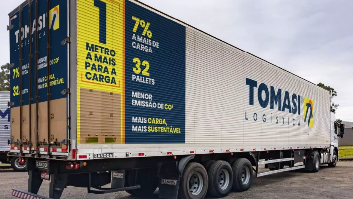 A foto mostra uma carreta da Tomasi Logística