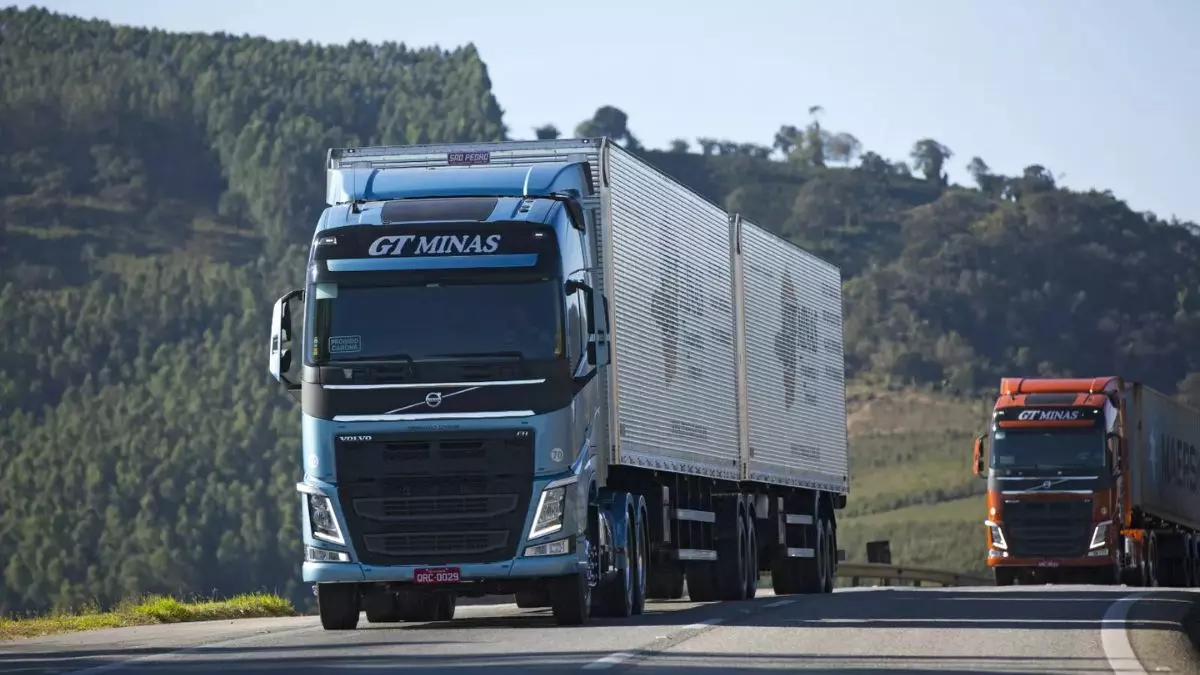 A foto mostra duas carretas da GT Minas Transportes